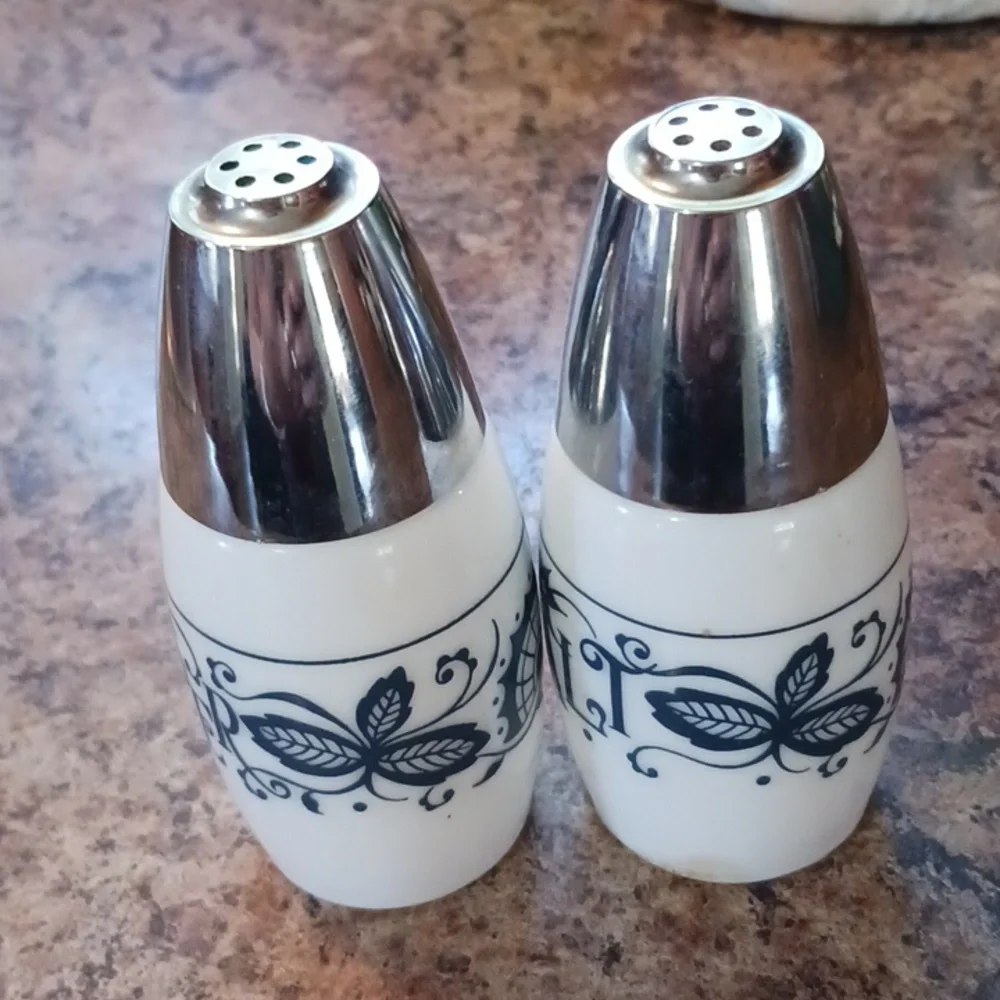 VINTAGE Fancy Floral Salt & Pepper Set